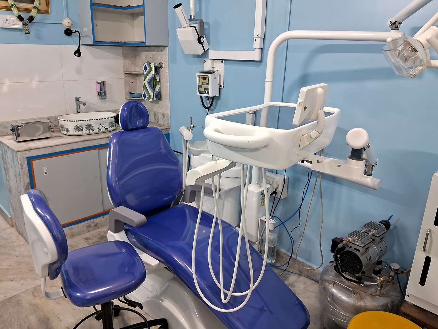 غرفة علاج مجهّزة في العيادة
